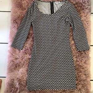 Vestido corto negro y blanco con rayas